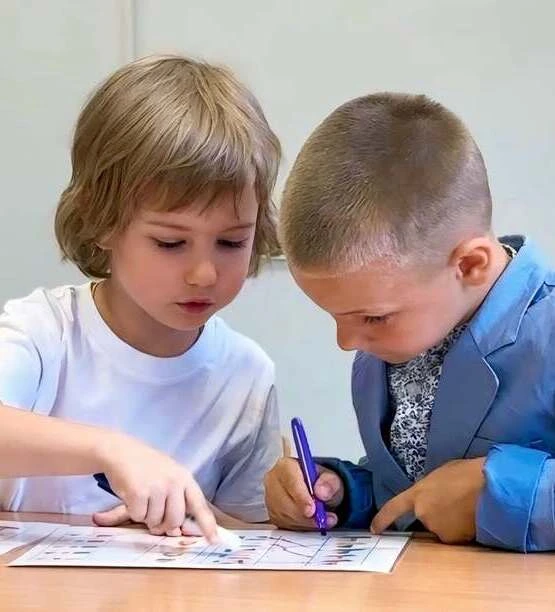 Дети участвуют в занятии или мастер-классе в детском развивающем центре ПланетУм